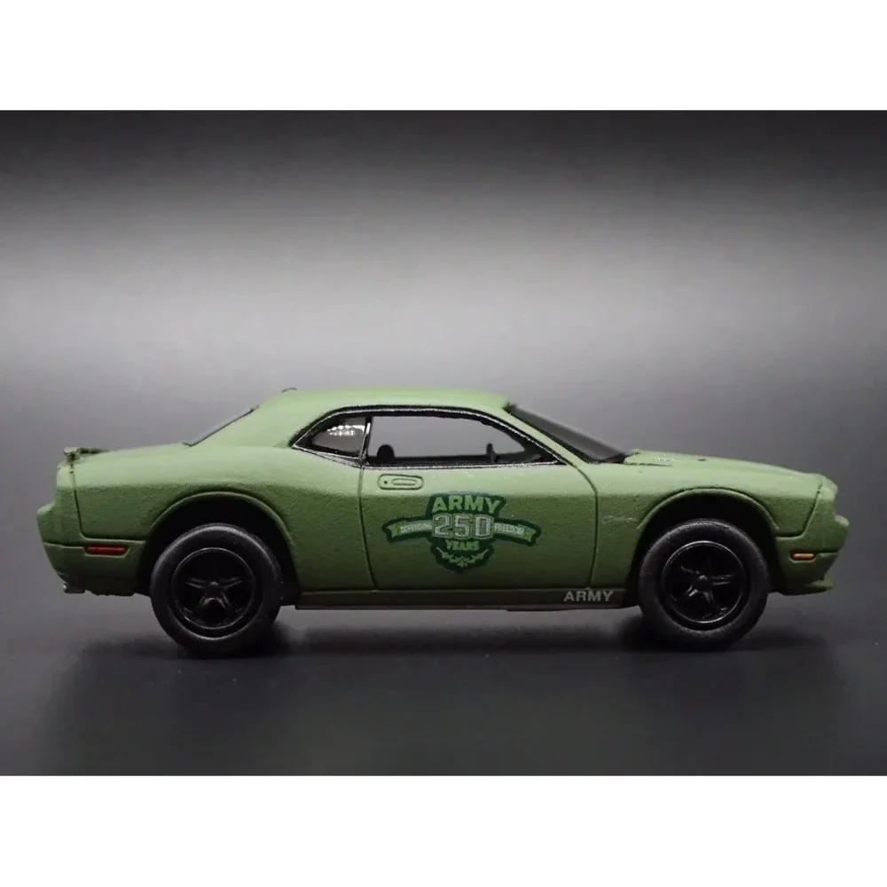 Johnny Lightning Army 250 years  2014 Dodge‎ Green Challenger R/T  Version B
